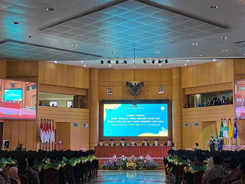 STEI SEBI menggelar wisuda ke-17 di Gedung Universitas Terbuka Convention Center (UTCC), Tangerang Selatan, Kamis (27/10/2022). (Foto-foto: Dok STEI SEBI)