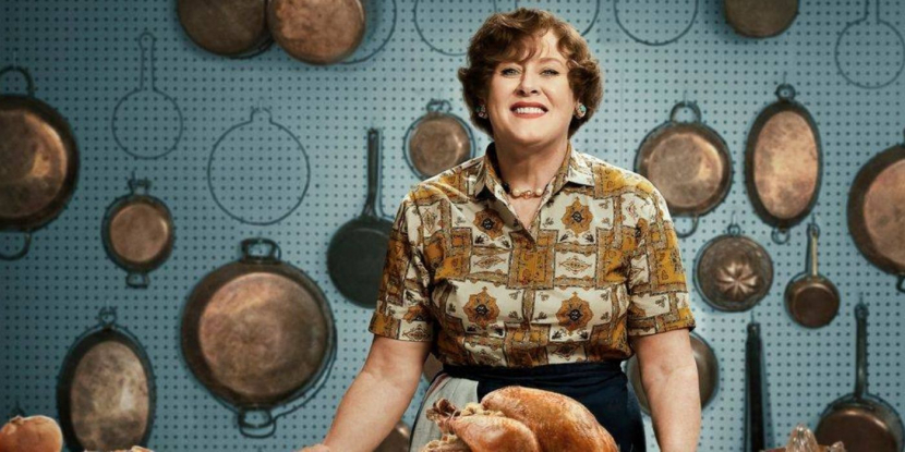 Sarah Lancashire sebagai Julia Child dalam serial Julia. Sumber : Collider