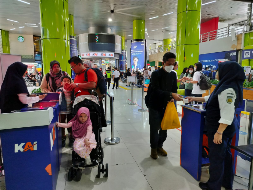 Ilustrasi. Pemeriksaan tiket di Stasiun Gambir. (Foto: Dok. Humas PT KAI)