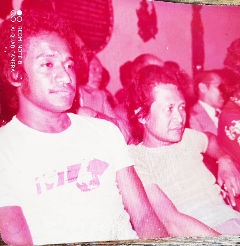 Foto kiri Polycarpus da Lopez (Ketua Umum PMKRI dan Ridwan Saidi (Ketua Umum PB HMI) dalam pertemuan mahasiswa se-Asia di Hongkong tahun 1974.Pada masa itulah para akivis mahasiswa bergabung membentuk organisasi yang kini dikenal sebagai Cipayung Plus.