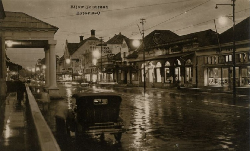 Jalan Rijswijkstraat sekitar tahun 1920-an di mana bagunan-bangunan bergaya Eropa masih tampak gagah nan anggun. Jalan ini sekarang bernama Jalan Majapahit.