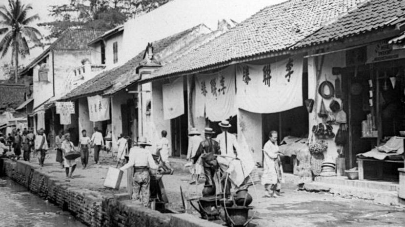 Batavia era Kolonial. Etnis Tionghoa di Batavia memperkaya keberagaman di Indonesia, termasuk dalam hal bahasa.