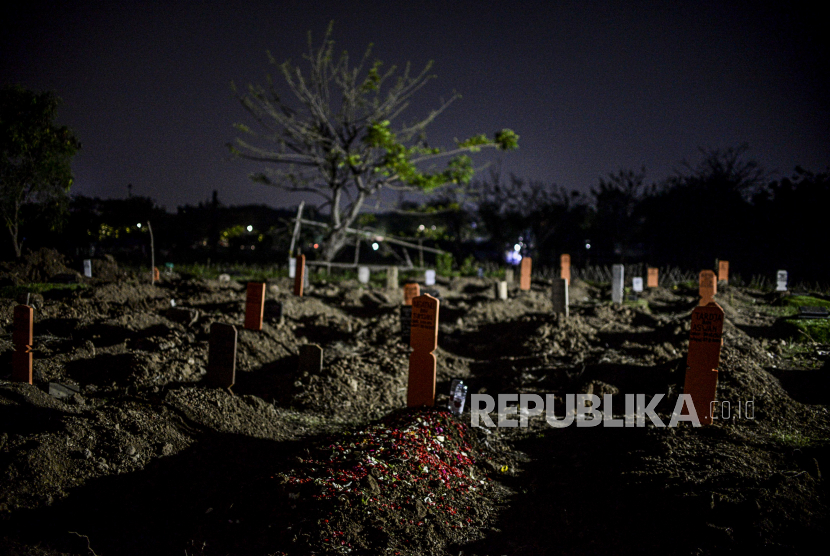 Malam Jumat dipercaya rakyat Indonesia, khususnya masyarakat Jawa, sebagai waktu keramat. Ilustrasi Foto Kuburan (Republika/Putra M. Akbar)