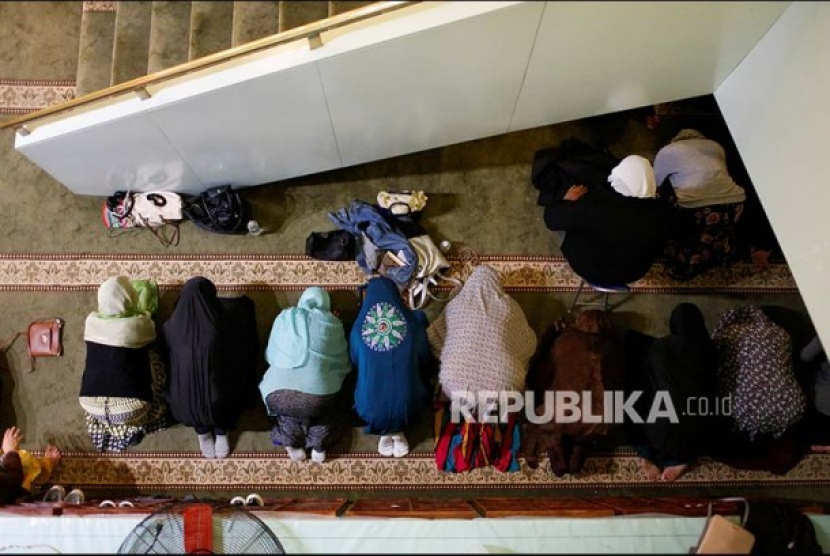 Jamaah wanita sholat berjamaah. Foto: Reuters/Gabriella Bashkar