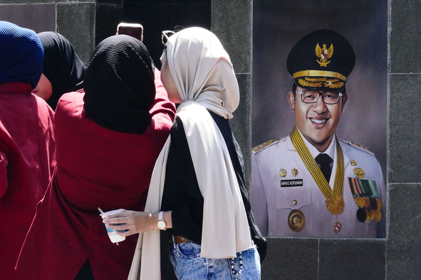 Rektor Universitas Muhammadiyah Bandung berswafoto pada aksi Bela Palestina di depan Gedung Sate Bandung, Selasa (7/5/2024).