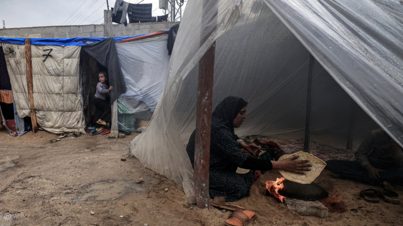 Para pengungsi Gaza hidup memasak dan hidup seadanya di dalam tenda pengungsian. Dia tak punya apa-apa lagi. Rumahnya telah hancur terkena serangan roket Israel.