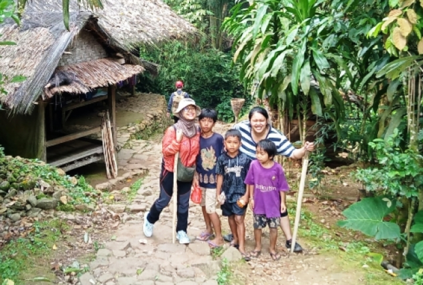 Anak-anak Baduy Luar, sudah mengenakan kaus dan celana. Berbeda dengan anak-anak Baduy Dalam yang hanya mengenakan pangsi putih, aros (sarung selutut) hitam, dan ikat kepala putih. DI Baduy Luar ada mainan modern untuk anak-anak, di Baduy Dalam dipantang.