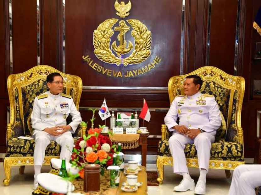 KSAL Laksamana Yudo Margono menyambut KSAL Korsel Admiral Kim Jung Soo. 
