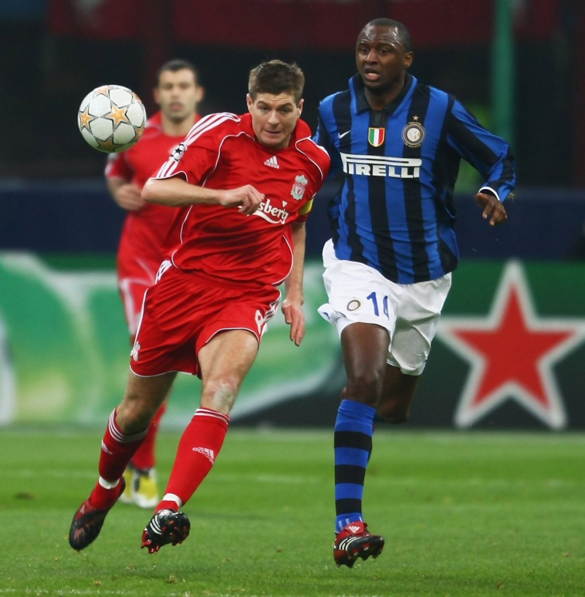 Steven Gerrard berebut bola dengan Patrick Vieira saat laga Liverpool vs Inter Milan 2007/2008. Foto: Mike Hewitt/Getty Images Sport