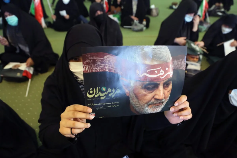 Perempuan Iran membawa poster Qassem Soleiimani 