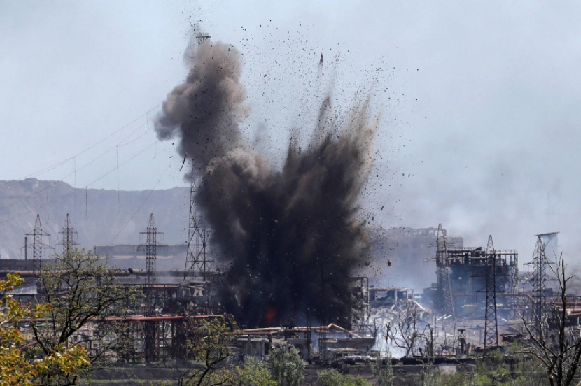 Ledakan di Pabrik Besi dan Baja Azovstal yang terkepung di kota pelabuhan selatan Mariupol, Ukraina [File: Alexander Ermochenko/Reuters]