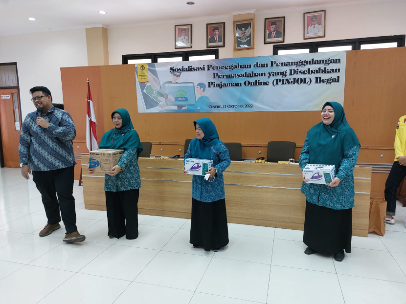 Tim Pengabdian Masyarakat Fakultas Hukum Universitas Indonesia (FH UI) melakukan sosialisasi tentang bahaya pinjaman online ilegal kepada ibu rumah tangga di Kecamatan Cinere, Kota Depok.  (Foto-foto: Dok FH UI)
