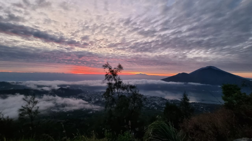 Menikmati fajar dari puncak Gunung Batur, Bali