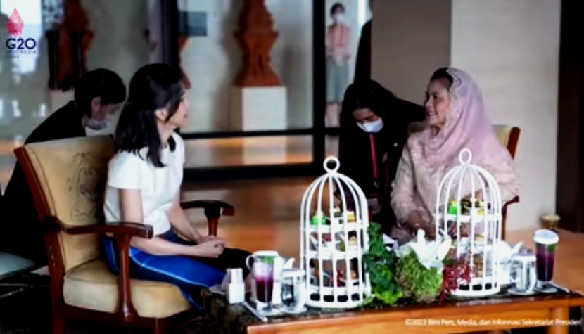 Jamuan minum teh dari Ibu Negara Indonesia, Iriana Jokowi, untuk Ibu Negara Korsel, Kim Kun-hee. Penampilan dua ibu negara ini dihina oleh seorang pelawak melalui akun media sosial dengan narasi majikan-pembantu (Foto: tangkapan layar Youtube Sekretariat Presiden),