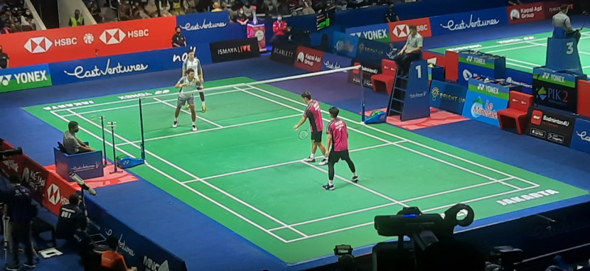 Pasangan ganda putra Fajar Alfian/Muhammad Rian Ardianto (jersey putih) mengalahkan wakil Malaysia di babak pertama Indonesia Open 2022.