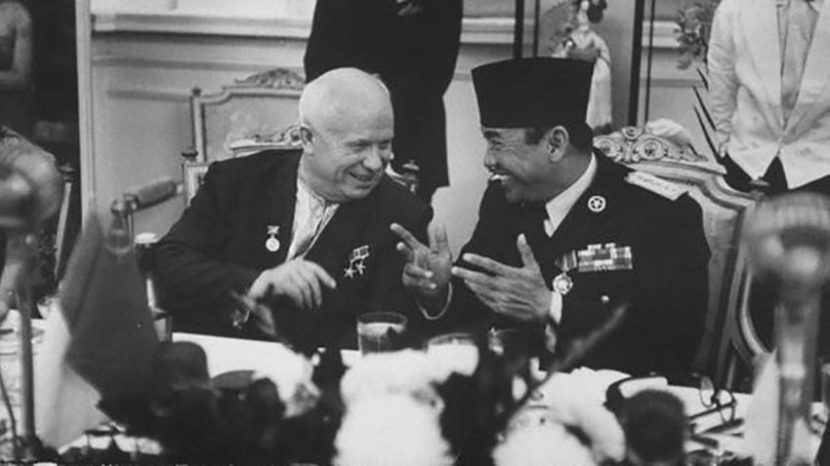 PM Uni Soviet Nikita Khrushchev dan Presiden Soekarno. Kunjungan PM Khrushchev ke Indonesia membuat banyak wartawan asing datang ke Indonesia untuk meliput. Foto; IST