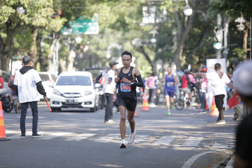 Salah satu perwakilan Asics Running Club di gelaran Pocari Sweat Run 2023 menggunakan Asics Magic Speed 3 di Bandung , Ahad (30/7/2023). Foto: Asics