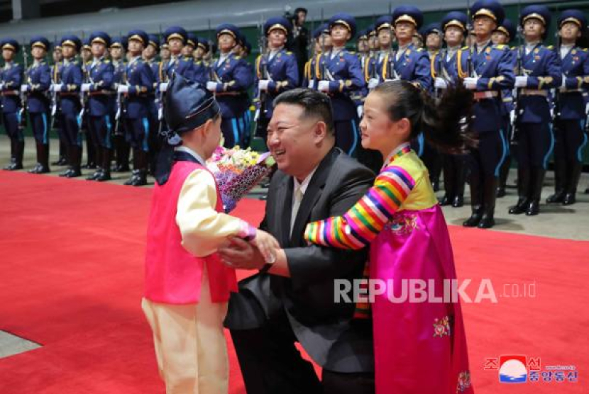 Pemimpin Korea Utara, Kim Jong Un (tengah) (EPA-EFE/KCNA)