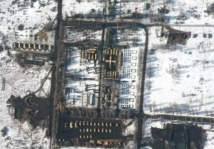 Gambar ini diambil pada 21 Februari 2022 oleh satelit Maxar's Worldview-2, menunjukkan closeup dari rumah sakit lapangan dan penempatan pasukan di Belgorod barat. Gambar: Citra satelit © 2022 Maxar Technologies