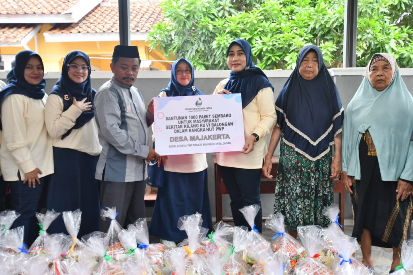 Persatuan Wanita Patra (PWP) Tingkat Wilayah Pertamina RU VI Balongan menggelar kegiatan bakti sosial dengan menyalurkan 1.000 paket sembako untuk masyarakat sekitar Kilang, Kamis (22/2/2024). (Dok. Matapantura.republika.co.id)