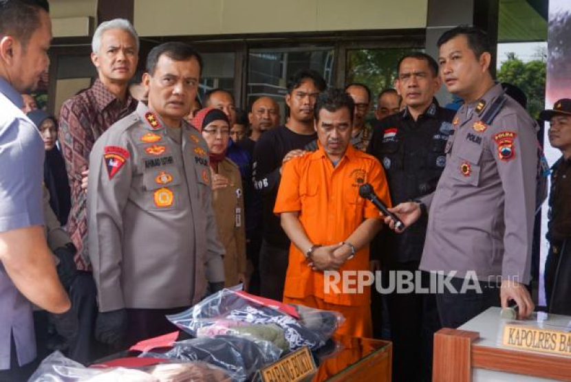 Kapolda Jawa Tengah Irjen Pol Ahmad Luthfi (ketiga kiri) bersama Gubernur Jawa Tengah Ganjar Pranowo (kedua kiri) dan Pj Bupati Batang Lani Dwi Rejeki (keempat kiri) menjawab pertanyaan wartawan saat pengungkapan kasus<a href=