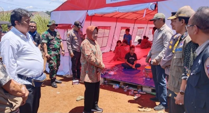 Menteri Sosial Tri Rismaharini atau sering disapa Risma meninjau bencana tanah longsor di Cibadak Sukabumi