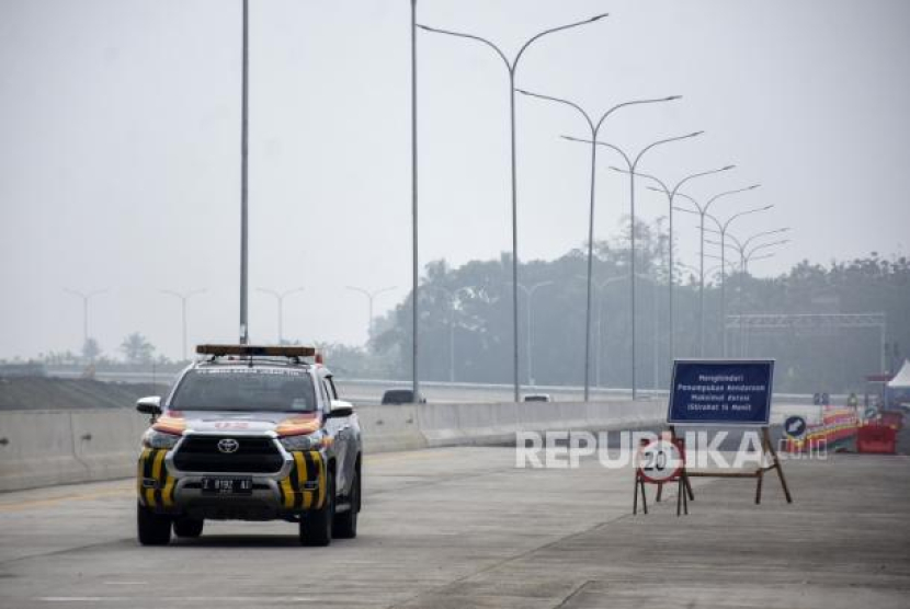 Kendaraan melintas di rest area sementara Jalan Tol Cisumdawu, Paseh, Kabupaten Sumedang, Jawa Barat, Selasa (18/4/2023). Di Umur Berapa Kamu Tahu Singkatan Nama-Nama Jalan Tol Ini? Foto: Republika/Abdan Syakura