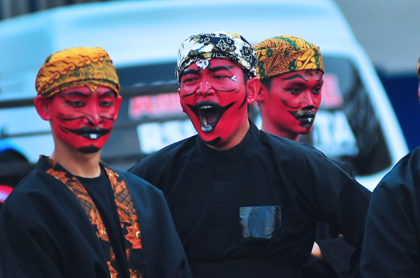 Penari karakter si Cepot menguap jelang prosesi persemian Turnamen Piala Presiden 2024 di Stadion Si Jalak Harupat, Soreang, Kabupaten Bandung, Jumat (19/7/2024). Prosesi peresmian turnamen Piala Presiden 2024 ini dimeriahkan 30 penari rampak kendang, 100 penari jaipong, 50 penari kipas, 20 orang penari karakter wayang golek si Cepot. (Foto: Yogi Ardhi/Republika Network) Nikon D3, Nikkor 300/2,8 ED MF