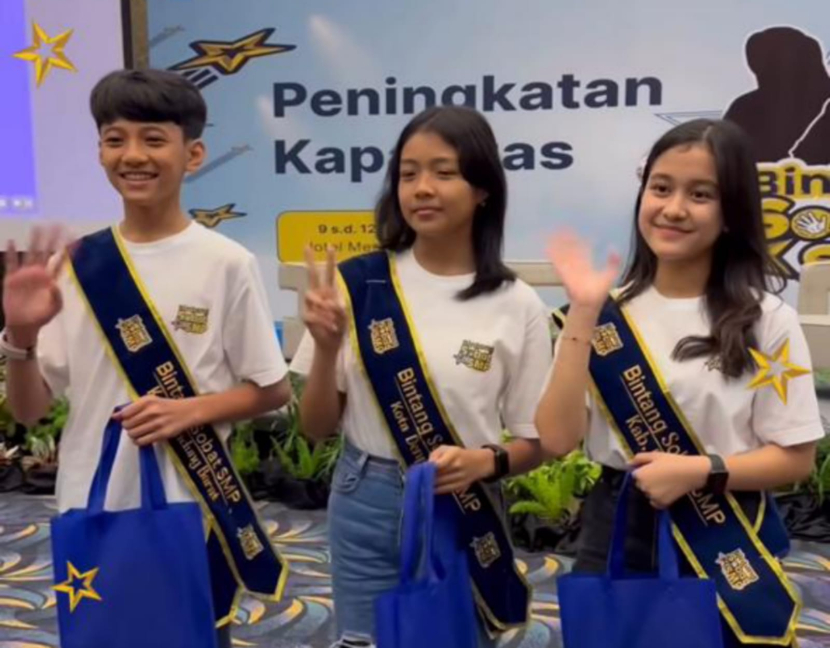 Siswa SMP Berasrama Darul Hikam, Ahsan Zacky Hasanuddin atau panggillan akrabnya Zee terpilih sebagai perwakilan Kabupaten Bandung Barat di program Bintang Sobat SMP