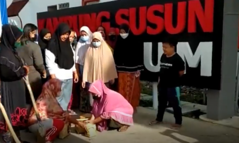 Ibu-ibu dari Kampung Akuarium sedang memasukan tanah ke dalam besek untuk dibawa Gubernur DKI Jakarta, Anies Baswedan. Foto: Tangkapan Layar.