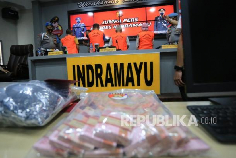 Polisi menunjukkan tersangka dan barang bukti saat rilis kasus korupsi dana Penanganan Covid-19 di Mapolres Indramayu, Jawa Barat, Selasa (15/3/2022). (Dok)