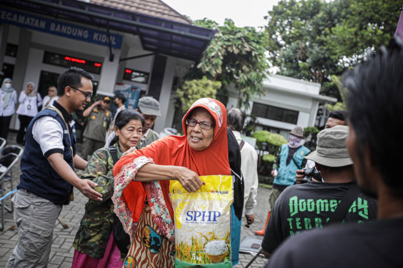 Warga menyerbu operasi pasar beras murah di Antapani, Rabu (22/2)/Humas Pemkot Bandung