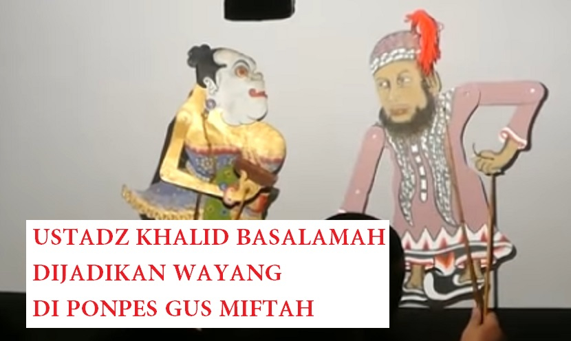 Wayang bergambar Ustadz Khalid Basalamah muncul di pertunjukan wayang kulit yang digelar Gus Miftah di Ponpes Ora Aji. Foto: Tangkapan layar.