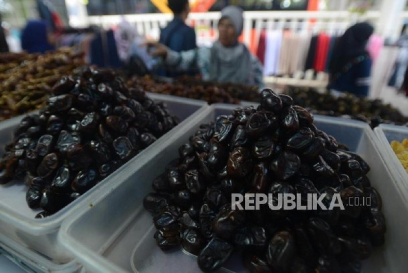 Calon pembeli melihat kurma yang dijual di kawasan Tanah Abang, Jakarta. (Republika/Putra M. Akbar)