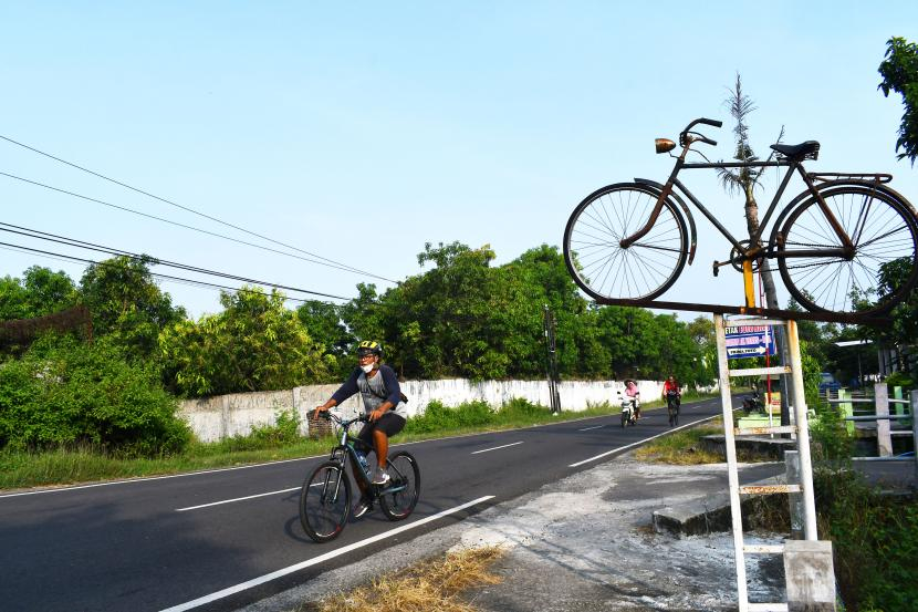 Warga mengayuh sepeda di jalan kawasan Wungu, Kabupaten Madiun, Jawa Timur, Ahad (8/5/2022). Foto: ANTARA/Siswowidodo