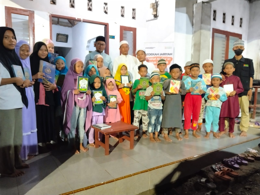 Kegembiraan para santri di Medan menerima Quran dan Iqro dari BMH. (Foto: Dok BMH)