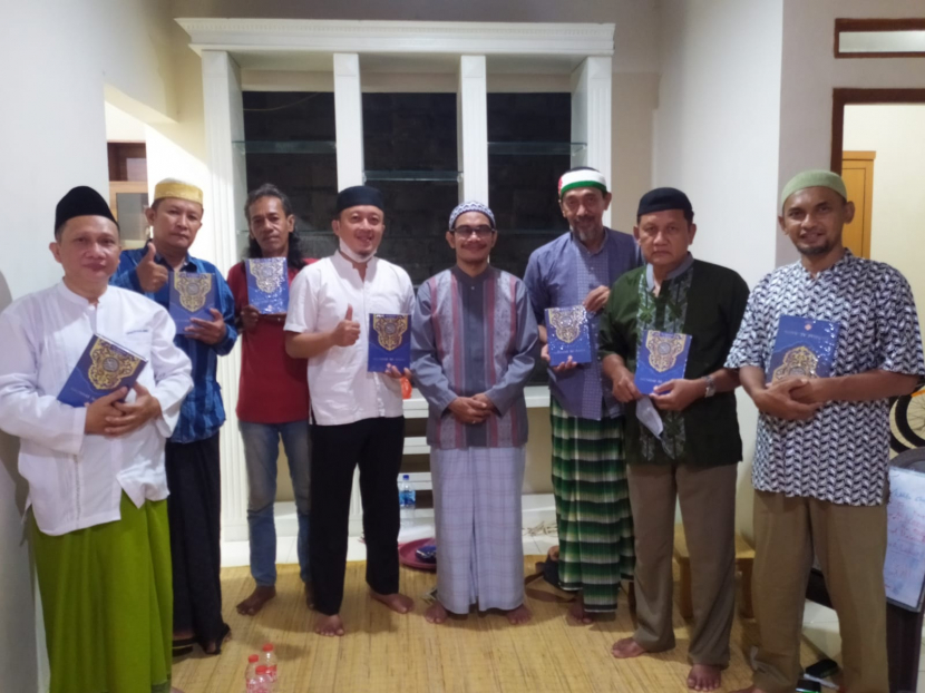 Jamaah majelis taklim Rumah Berkah menerima mushaf Al-Qur'an dari donatur. (Dok. Rumah Berkah)
