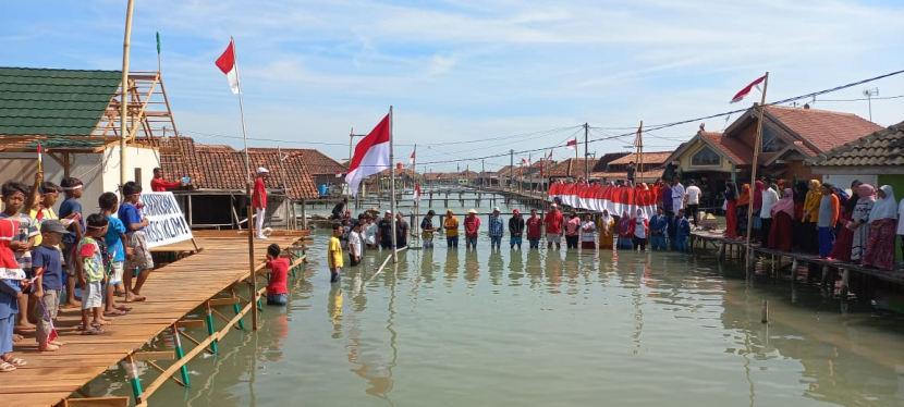 Suasana upacarawarga pesisir Demak, Desa Timbulsloko, Kecamatan Sayung. Rob telah menggenangi Timbulsloko sejak 2012 (foto: panitia upacara timbulsloko).