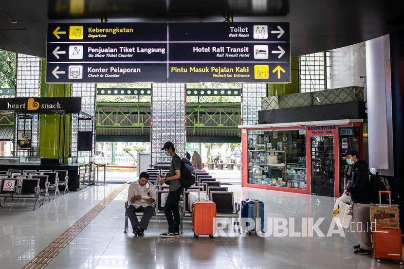 Ilustrasi foto ruang tunggu Stasiun Gambir.