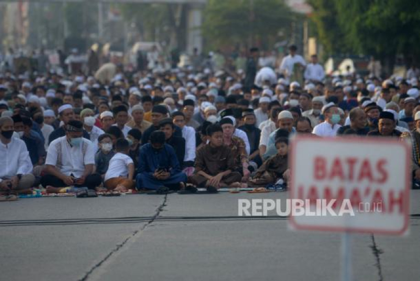 Umat Muslim menunaikan Sholat Idul Fitri. Foto: Republika/Prayogi