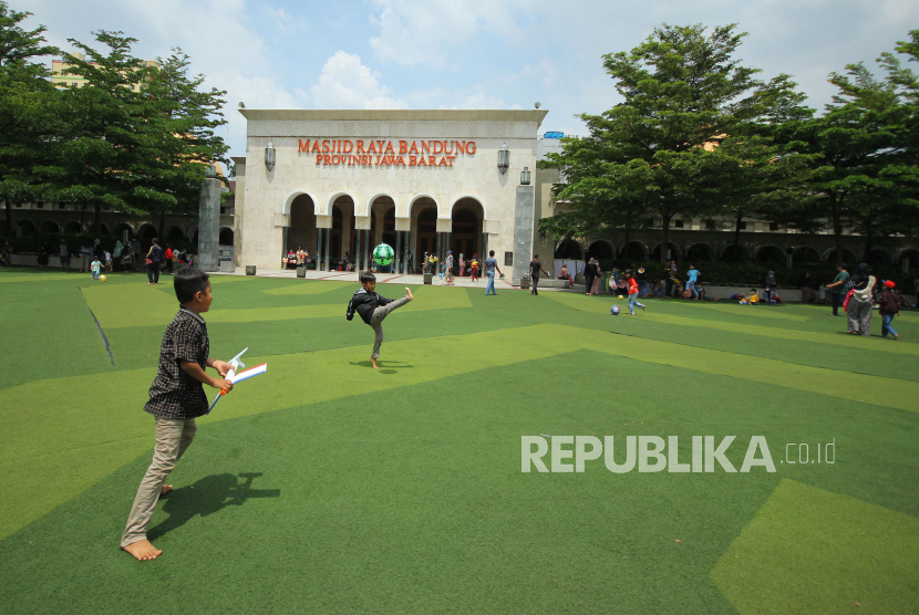 Masjid Raya Bandung. Anak-anak bermain di Alun-Alun Bandung. Foto: Republika.