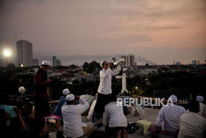 Umat muslim memantau hilal di Masjid Al-Musyariin, Jalan Basmol Raya, Jakarta Barat, Rabu (22/3/2023). Foto: Republika/Thoudy Badai