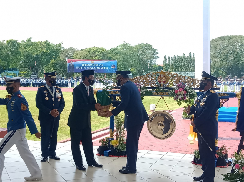 KSAU Fadjar Prasetyo menyalami Gubernur DIY Sri Sultan Hamengku Buwono X di Lapangan Dirgantara Akademi Angkatan Udara, Sabtu (10/4/2022).