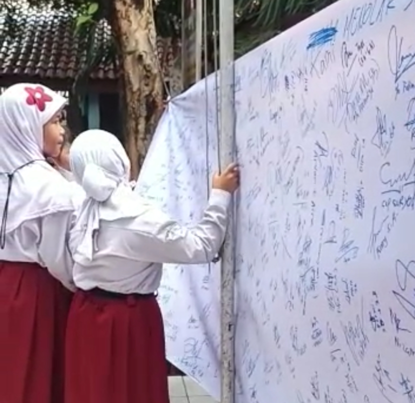 Ratusan anak menandatangani penolakan relokasi sekolah SD 01 Pondok Cina Depok. Foto: Tangkapan Layar