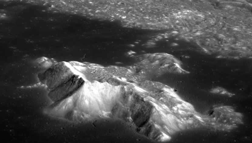 Puncak tengah kawah Tsiolkovsky Bulan yang menjulang lebih dari 3.200 meter di atas lantai kawah. Gambar: KARI