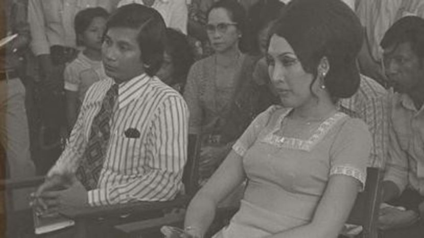 Vivian Rubiyanti Iskandar (kanan) menjalani sidang permohonan formal ke Pengadilan Negeri Jakarta Barat untuk mengganti nama dan jenis kelaminnya secara hukum pada 1973.Foto: Wikipedia.