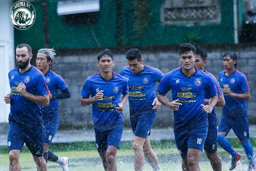 Pemain Arema FC melakukan latihan di kondisi lapangan bergenang jelang duel vs Persebaya. Foto: Twitter/@AremafcOfficial