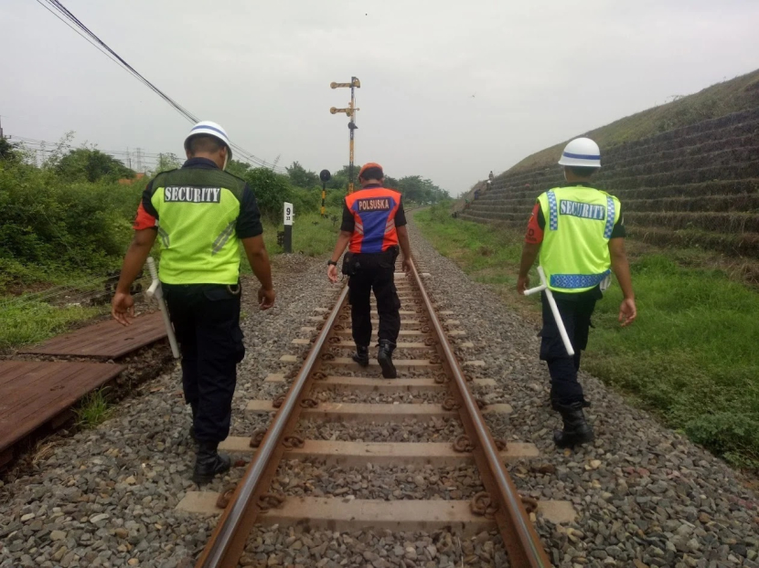 Petugas PT KAi sedang memeriksa jalur rel kereta api dari aktivitas warga. (Foto: Humas PT KAI)