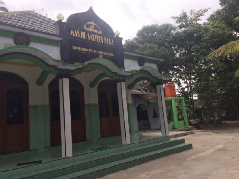 Masjid Kaligandu, Kilrong, Kebumen. Di sini dahulu merupakan markas pasukan Diponegoro. Setelah direbut Belanda di lokasi ini dahulu berdiri sebuah benteng semi permanen. Pagar benteng terbuat dari tumpukan batang pohon kelapa (glugu) dan kayu keras.