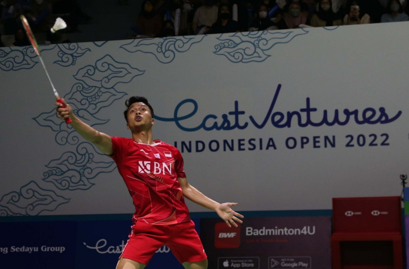 Anthony Sinisuka Ginting mengalahkan seniornya, Tommy Sugiarto di babak pertama Indonesia Open 2022.